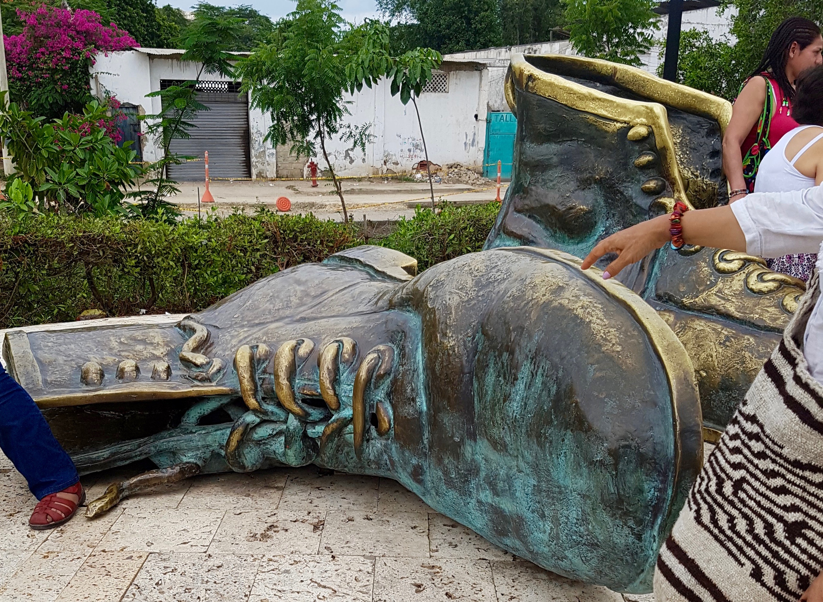 Momumento de Zapatos Viejos stop on Cartagena City Tour