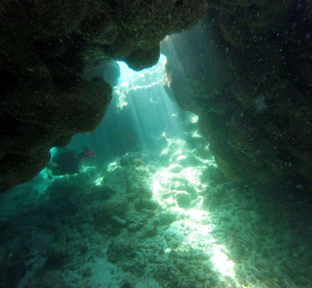 Airport Caves Utila