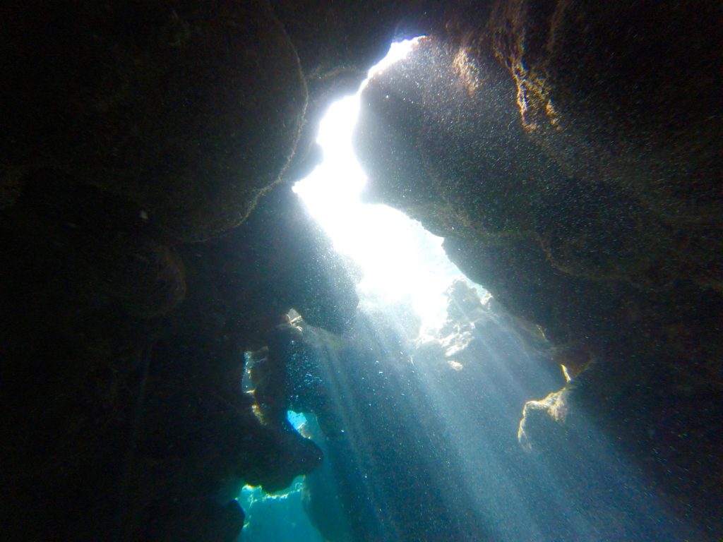 Airport Caves Utila