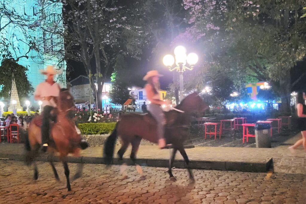 Horse riders in Jardin