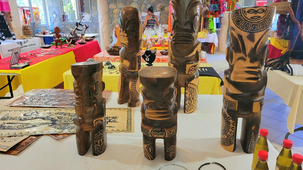 Tiki carvings artisan market Ua Pou