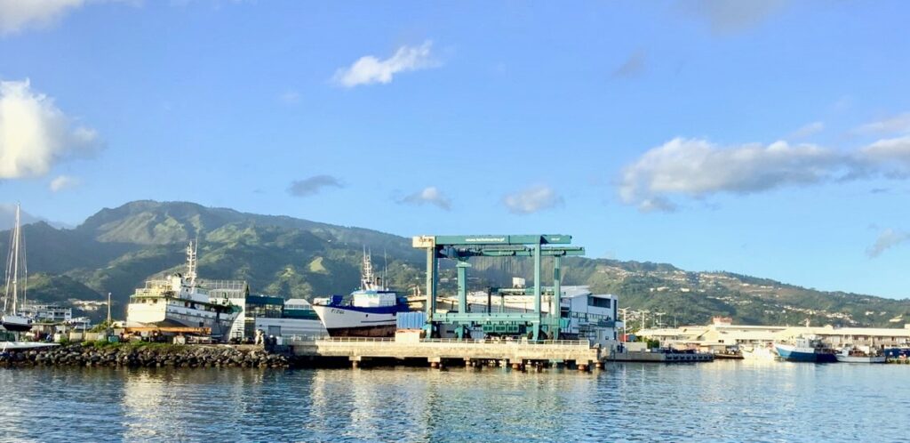 The boat lift at the yard in Tahiti