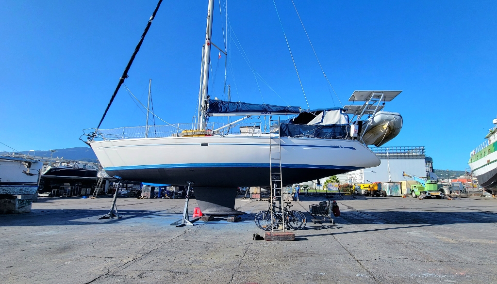 Black bottom paint job Bavaria 46