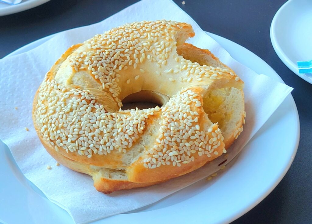 seasame bagel eating in Tahiti