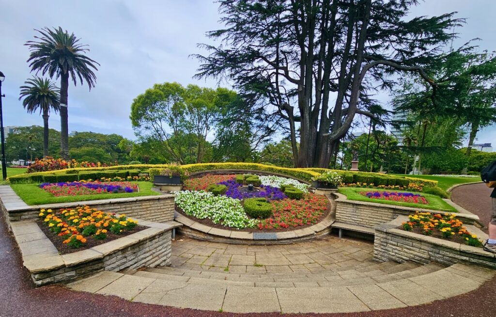 Topiary garden clock, Auckland city tour