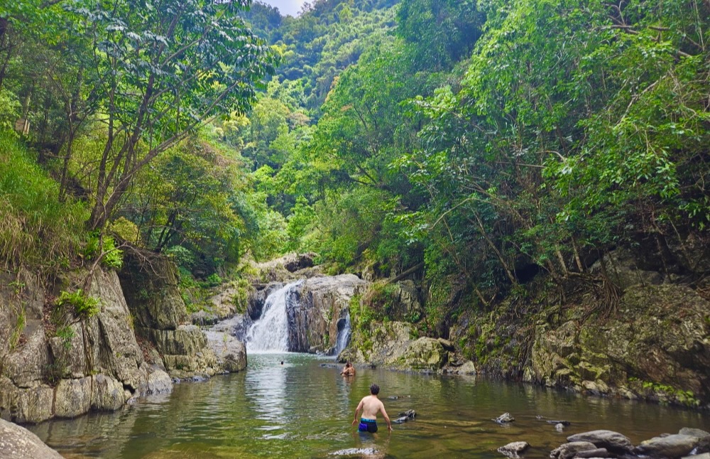 Crystal Cascades, Exploring Cairns off the reef
