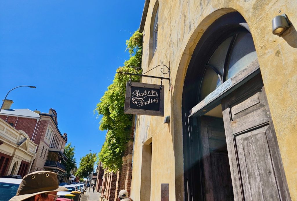 Darling Darling bar exterior