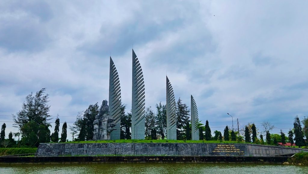 war monument, DMZ tour, Two weeks in Vietnam