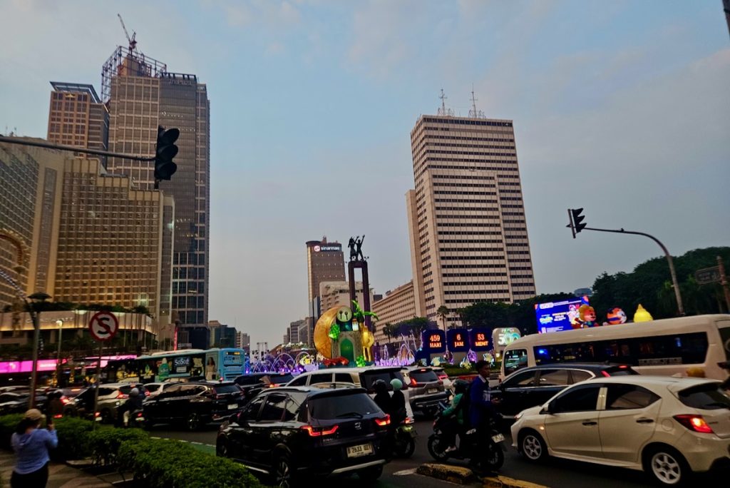 One night in Jakarta, Bundaran Hi, Welcome sculpture
