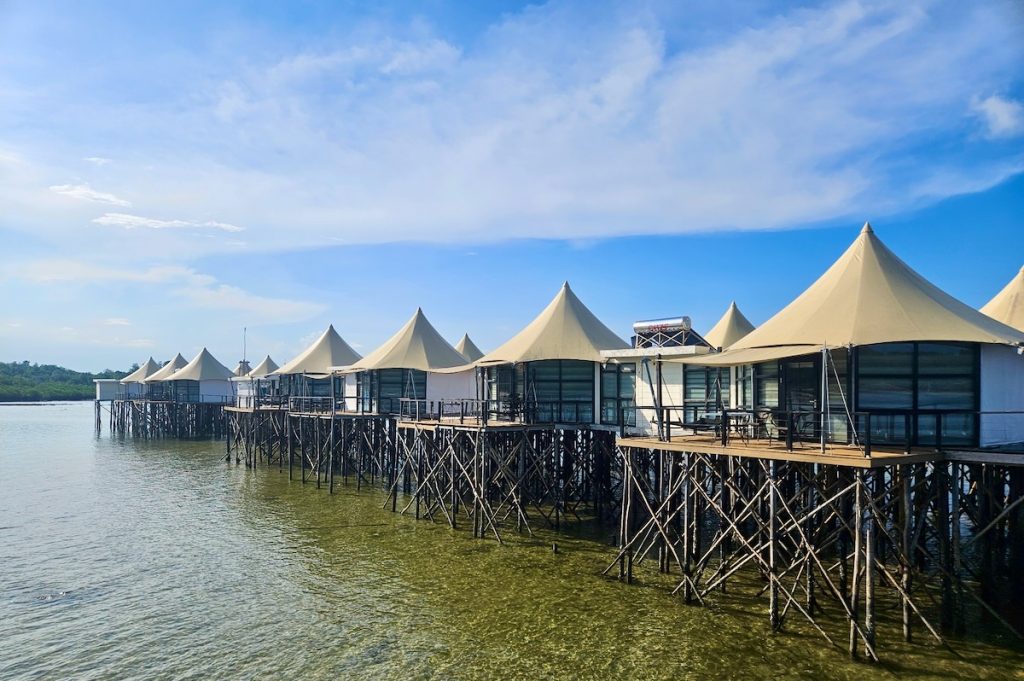 Kiki Beach Resort bungalows