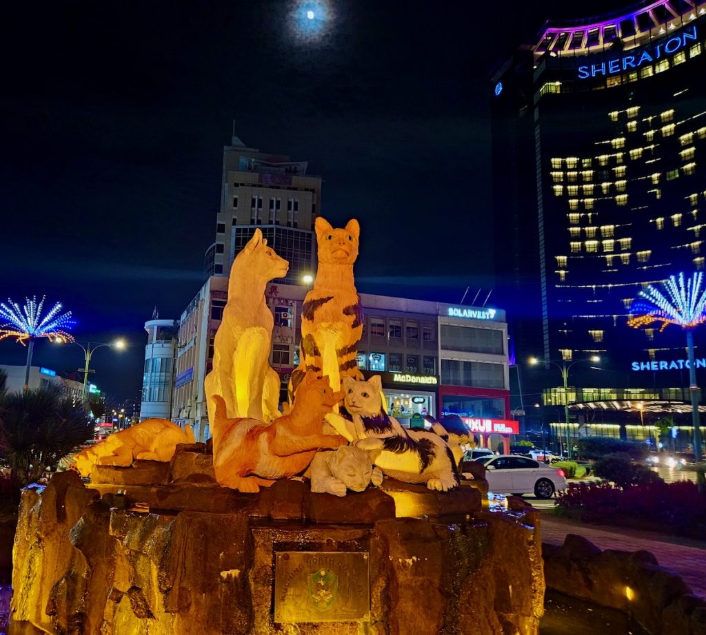 Kuching cat statue